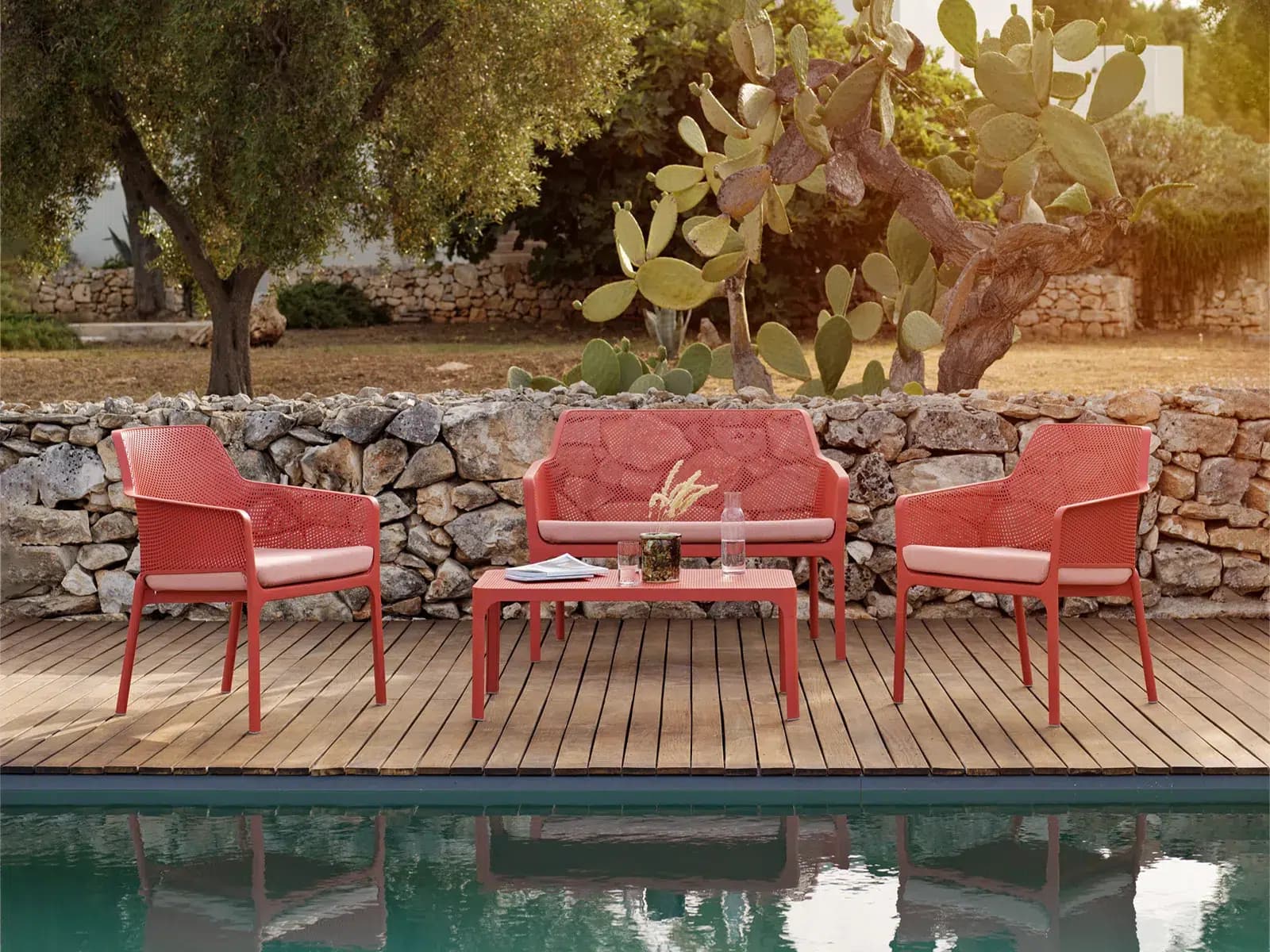 Exposición de muebles de jardín en Jardín de Nerja